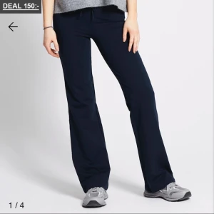 BYXA "EBBA FITTED LOW WAIST" - Säljer nu mörkblåa byxor från lager157 då de inte kommer till användning 