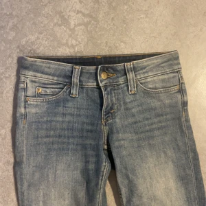 Ljusblå bootcut jeans  - Säljer ett par ljusblå jeans från Cheap Monday/Weekday som är lågmidjade och bootcut. De är i storlek 25/32. Om du har några frågor är det bara att skriva!😊