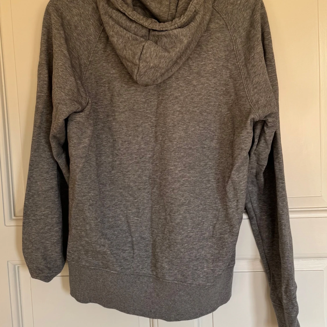 Grå hoodie från GANT med tryck - 1