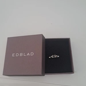 Peak ring från edblad - Fin populär ring från edblad. Ringen är inte använd många gånger och är därför i ett fint skick. Ringen kommer i en original ask. Priset kan diskuteras.