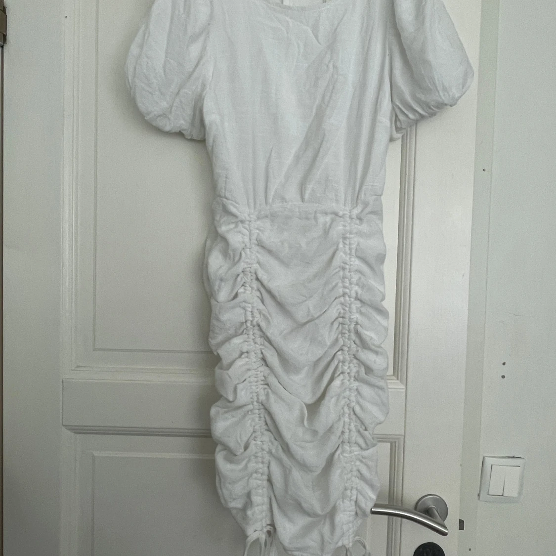 Vit omlottklänning från NLY Trend