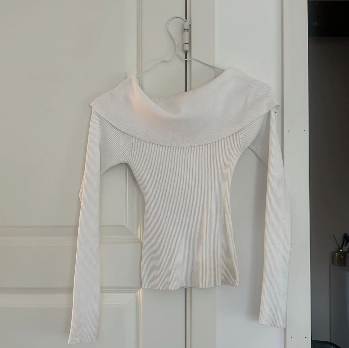 Vit ribbad offshoulder topp från BikBok