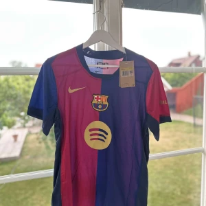 FC Barcelona matchtröja Nike blå/röd - FC Barcelona tröja. Helt ny aldrig använd. Storlek S men lite stor i storleken. 