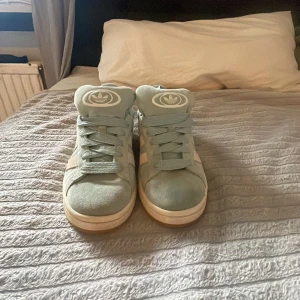 Adidas Campus i typ mint färgad  mocka - Snygga Adidas campus. Används några fåtal gånger pågrund av att de är för stora.