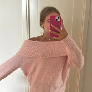 Stickad off shoulder tröja - Superfin ljusrosa stickad tröja med bred offshoulder-krage. Supersnygg året runt!💘💘