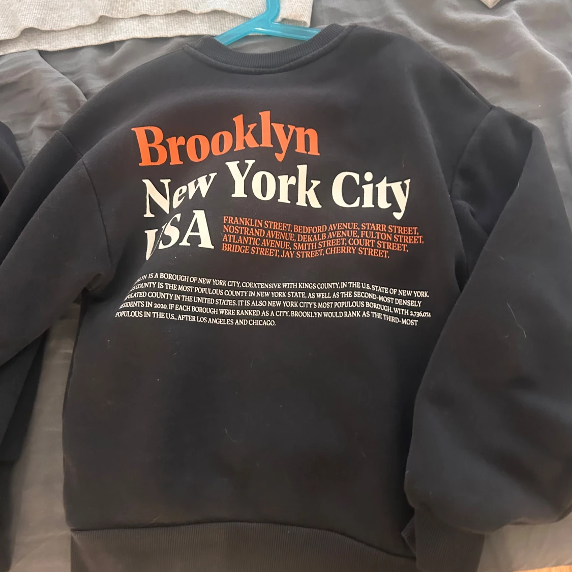 Svart sweatshirt med Brooklyn-tryck - 1