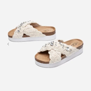 Trendiga tofflor - Säljer mina inuikii inspirerade tofflor. Jättesöta och använda ca 3 gånger