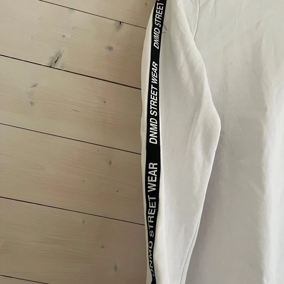 Vit hoodie från Denim Day med tryck - 2