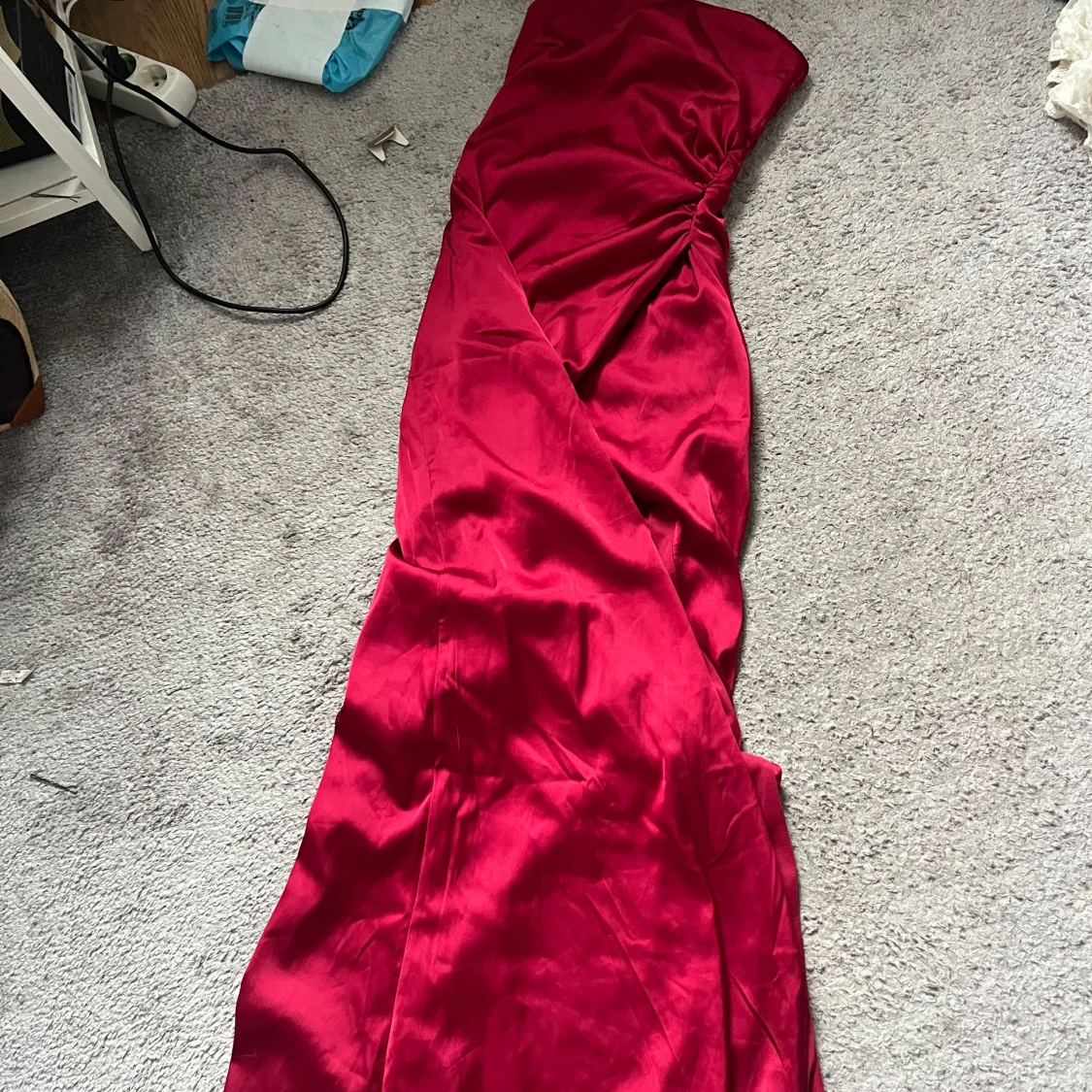 Röd långklänning från Nelly med slits - 2