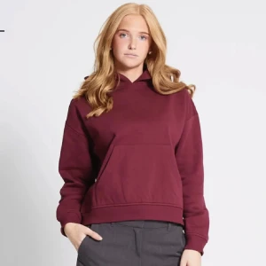 Mörkröd hoodie med huva - Använd men fortfarande bra kvalitet 