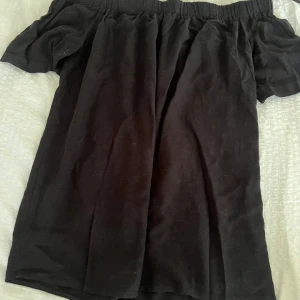 off shoulder t-shirt/blus  - Svart off shoulder t-shirt/blus från primark i storlek m.❣️