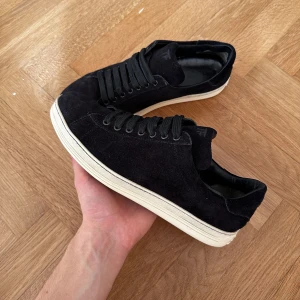 Tom Ford skor  - Svarta tomford skor i mocha, dem är i riktig bra skicka, st US10,5 passar perfekt på st 44, 29 cm innersula inget og medföljer, endast skorna ! Om du har frågor eller funderingar bara hör av dig :) 