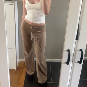 Beiga mjukisbyxor  - Beiga mjukisbyxor i velour 