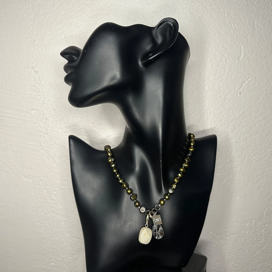 Exklusivt & ovanligt grönt pärlhalsband från SNÖ of Sweden - Äkta sötvattenspärlor med avtagbara ädelstenshängen - Bergskristall & Aventurin/Kalcit - Vintage - utmärkt skick - Tidig kollektion - 00-tal - Originalask medföljer  - 1