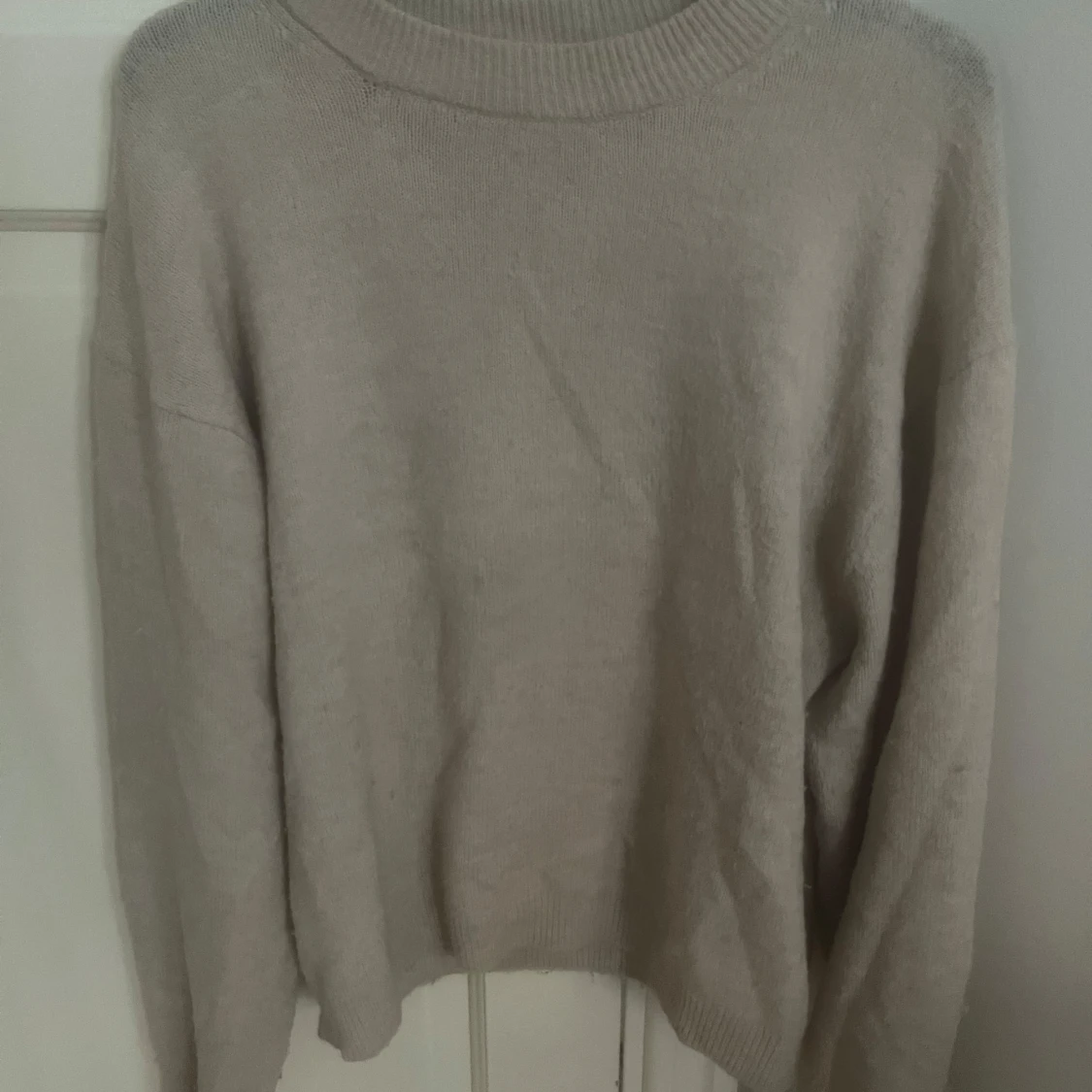Beige stickad tröja från H&M