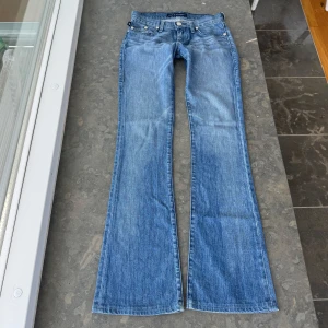 Rock&Republic jeans  - Väldigt snygga jeans som tyvärr inte passar mig och har därför ingen bild på! Midjemått tvärsöver: 37cm Midjehöjd:18cm  Inerbens längd: 81cm💕