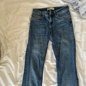 Jeans  - Lågmidjade zara jeans i jätte fint skick. ❤️