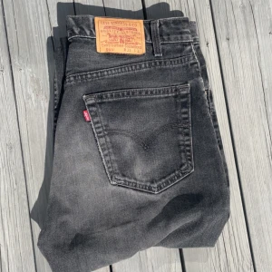 Levi's 505 svarta jeans straight fit - Säljer dessa feta Levis jeansen!                                   Storlek : W33 L32 | Skick 9/10 | Modell 505            Hör av dig vid frågor!