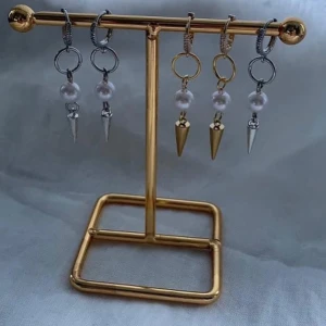 Örhängen med pärlor och spikes - Coola örhängen med ringar, vita pärlor och spetsiga spikes i både silver och guld. Säljs i par, mixa och matcha för en edgy look. Perfekta accessoarer för dig som vill sticka ut med detaljer i både metall och pärla.