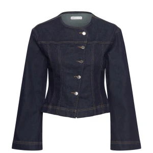 Mörkblå jeans jacka/topp från NA-KD - Säljer en snygg mörkblå jeansjacka från NA-KD med raka sömmar och silverfärgade knappar framtill. Jackan står i storlek 32 men skulle säga 36💞