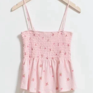 Rosa blommig linnetopp Gina Tricot XS - Supersöt rosa linnetopp från Gina Tricot med små blommor och smockad överdel. Tunt, luftigt tyg och smala axelband. Perfekt för varma dagar och ger en gullig vibe till outfiten.