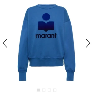 Blå sweatshirt från Isabel Marant - Blå sweatshirt från Isabel Marant med stor mörkblå logga framtill. Tröjan har rund hals, ribbade muddar och en relaxed passform. Perfekt till jeans eller kjol för en chill look.