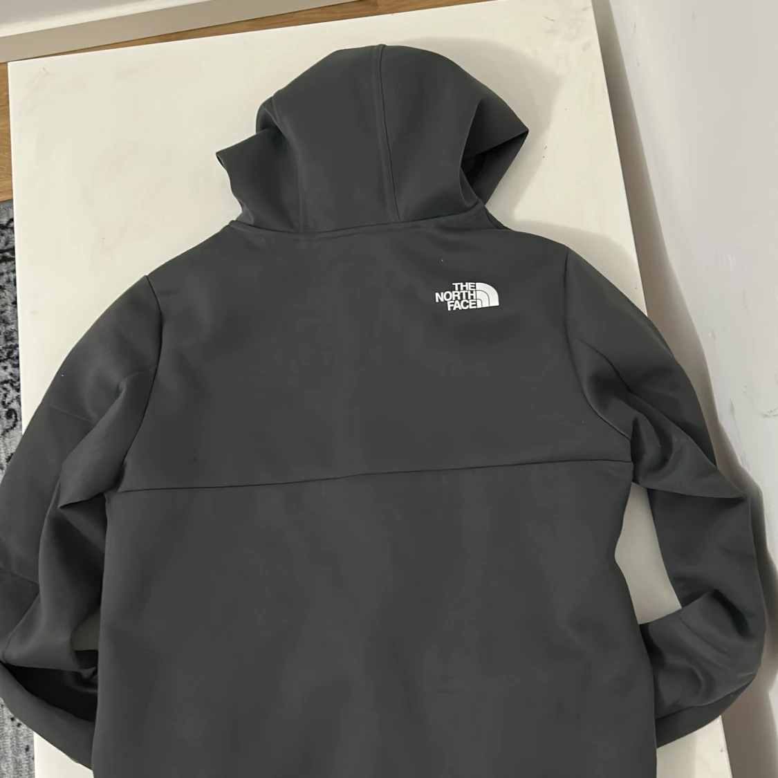 Grå och svart vindjacka från The North Face - 1