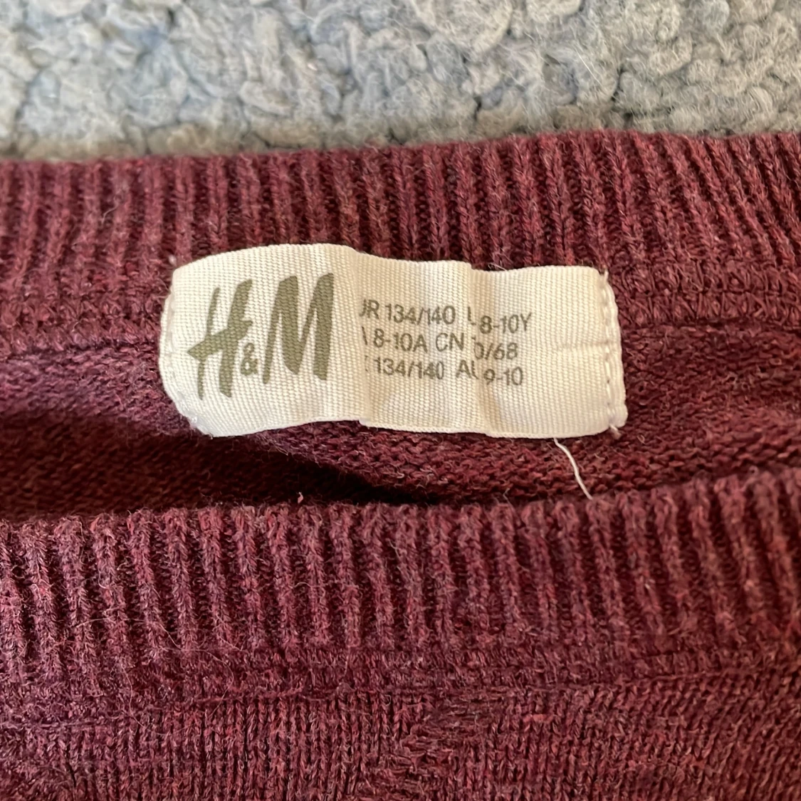 Vinröd tröja med volang från H&M - 2