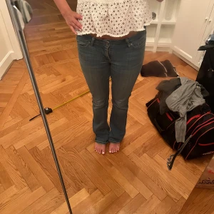 Levis 715 Bootcut jeans - Säljer ett par klassiska Levis 715 Bootcut jeans i blå tvätt. Modellen har låg midja och bootcut-ben, vilket ger en snygg siluett. Jeansen är i stretchigt denim. Tyvärr har jag spräckt dem i revet men har lagat dom så inget som märks. Skriv vid fler frågor💕