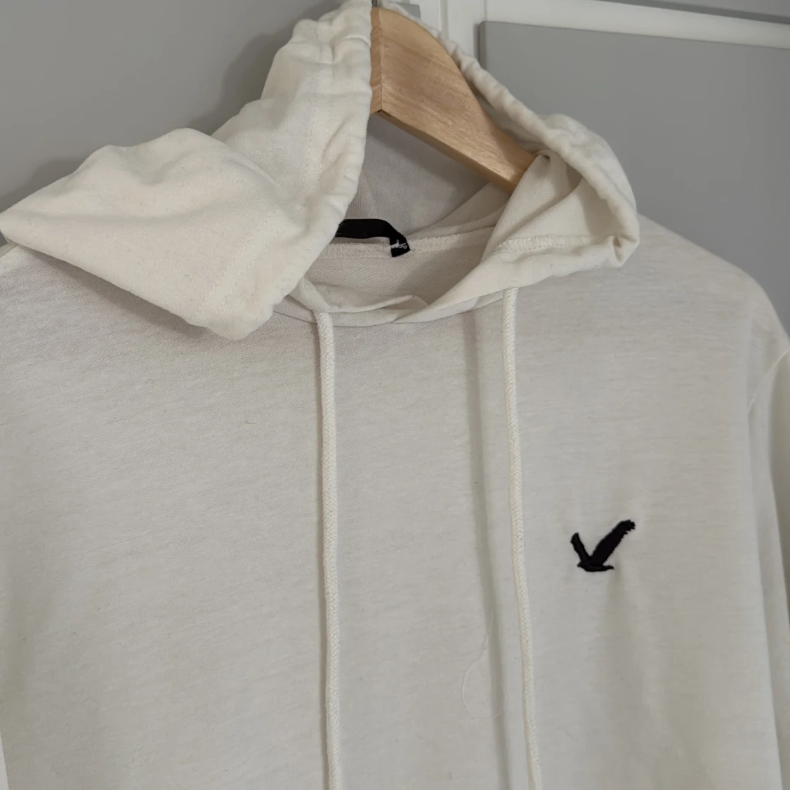 Vit hoodie från SHEIN med broderad logga - 2