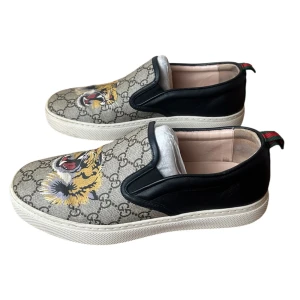 Gucci  - Gucci slip on tiger. Skick 9/10. Pris 1990kr finns att köpa på våran hemsida, Fashionels.com storlek 7 / 40-41. Nypris 7.500kr