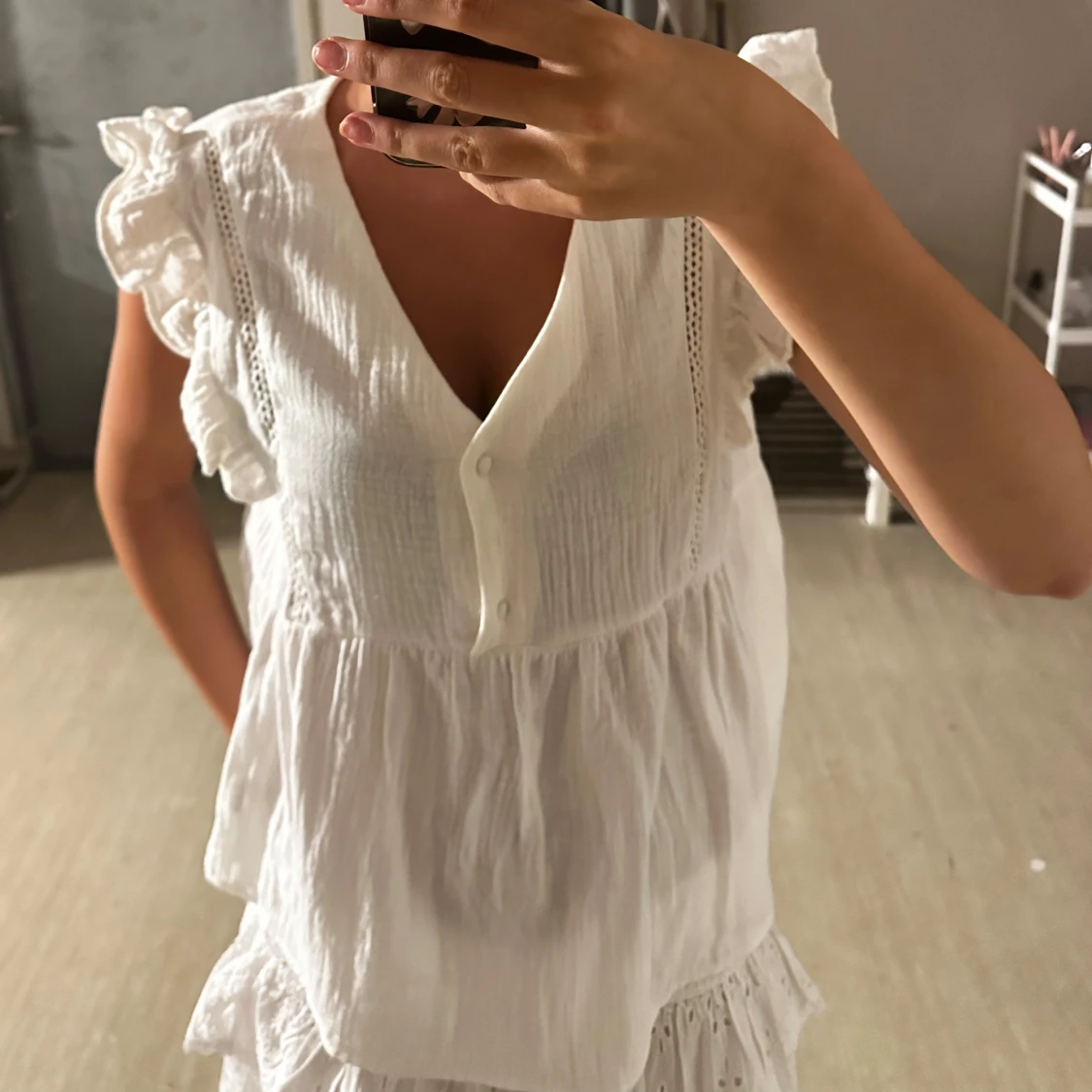 Vit volangblus med knappar