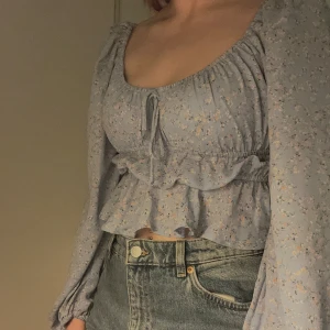 Kort blus - Croppad, ljusblå blus i tunt material, funkar både till vardags och finare tillställningar 🩷
