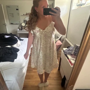 sommarklänning från hm  - Superfin klänning från hm, omsydd till kortare hos skräddare🩷 är i storlek L men skulle säga den passar mindre också eftersom de är justerbara band
