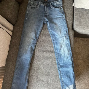 Jack and jones slim glenn - Jack and jones jeans i modell slim glenn                     Storlek 32/34, knappt använda.                                       Färg: denim blue                                                           Nypris 899kr, mitt pris 299kr