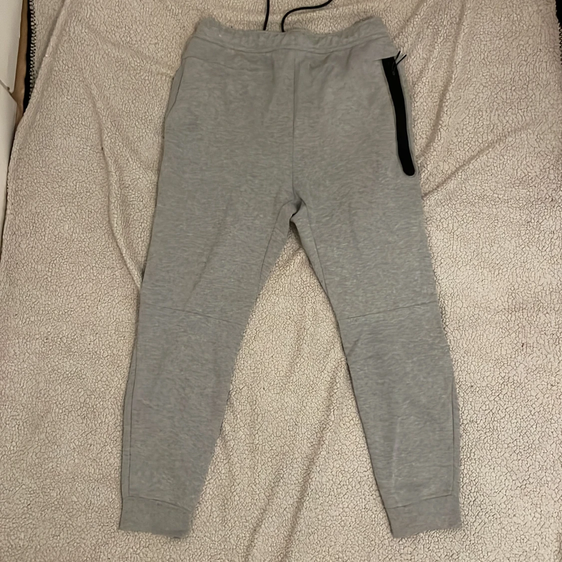 Gråa Nike tech byxor - stl M - 2