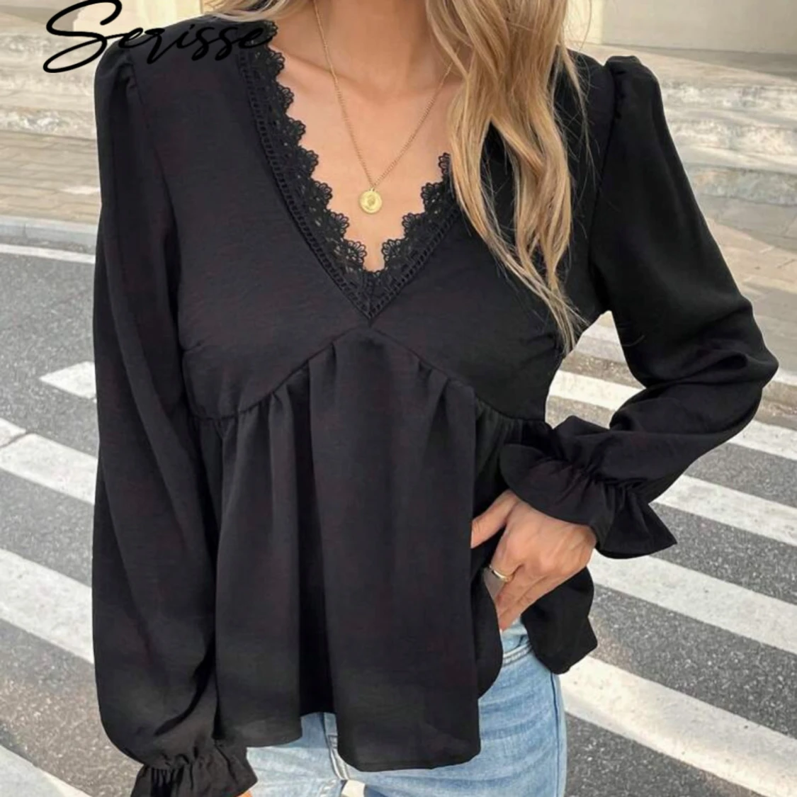 Svart blus med spets och v-ringning