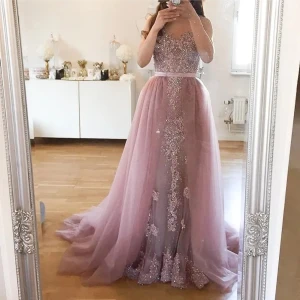 Festklänning / Bröllop  - Festklänning med avtagbar kjol inköpt för 5400kr (avtagbara kjolen är köpt separat, men säljs ihop med klänningen). Underklänningen är lite uppklippt, se bild 2 där klackskorna syns, för att det ska vara bekvämt att gå utan att man fastnar i tyget. Jag är 160cm lång och har 8-10 cm klack på bilden🌺  Klänningen passar någon med XS-S. Använt vid 2 tillfällen.  Se på instagram hur den ser ut på och fint den glittrar:   https://www.instagram.com/p/Bd7193lH3rC/?igsh=YXJ2endjMWUzc3E3  📍Möts i Stockhol