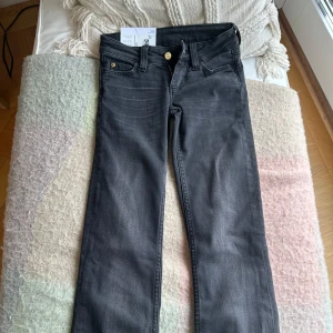 cheap monday jeans🩵 - Säljer dessa as snygga cheap monday jeans aldrig andvända. Säljer pga att dom var lite för stora och glömde lämmna tbk sen!! Dom är helt slutsålda i butik och nät🫶🏼Lappen är på. Jeansen är väldigt populära