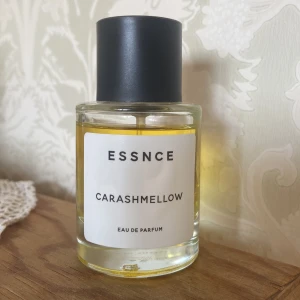 Essnce parfym - Carashmellow ifrån essnce. En av deras populäraste dofter/bästsäljare:) Luktar såå gott men säljes pga har dubbletter! Doftar karamell, vanilj & honung🥹😍Använd några gånger (se bilder.) Har även en luftbubbla i själva etiketten (se bild 4), men inget man tänker mycket på 😊