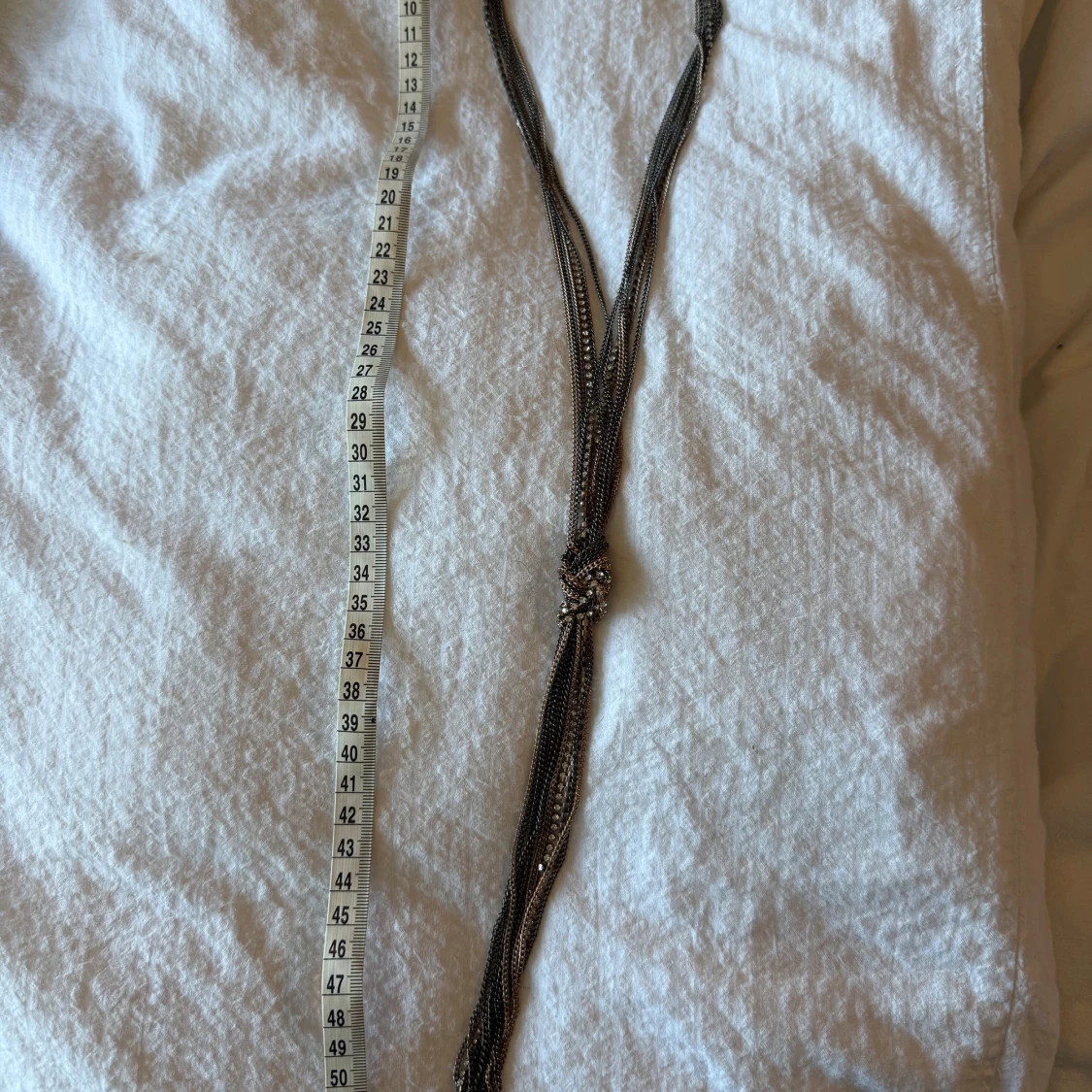 Långt silverfärgat halsband med knut - 2