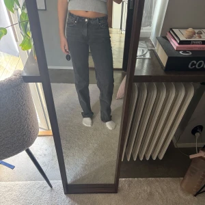 Jeans - Säljers ett par mörk gråa/svarta jeans ifrån Gina tricot i storlek 34. De är raka med medelhög midja. Som nya!❤️