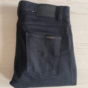 Nudie Jeans Lean Dean - Säljer ett par stilrena svarta nudie jeans i modellen Lean Dean(slim). Storlek 33/30 som passar perfekt till höst/vinter och vår. Bra kvalitet och passform! Hör av dig vid funderingar👍
