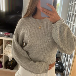 Grå stickad tröja  - Mysig grå stickad tröja med rund halsringning och ribbade muddar. Säljer så den inte kommer till användning!!💕