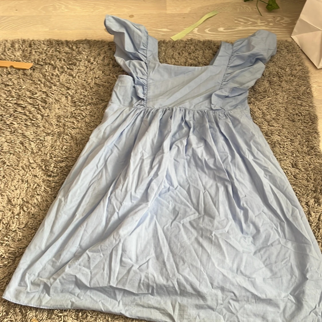 Ljusblå klänning med volangärmar