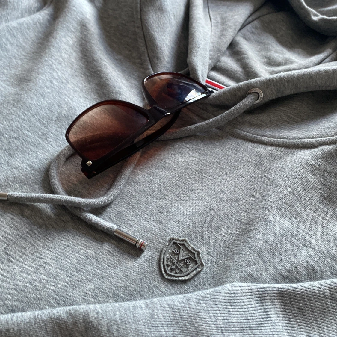 Grå hoodie från 19V69 italia - 2