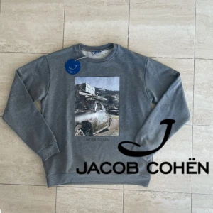 Jacob Cohen Tröja - Säljer denna otroligt snygga tröja ifrån Jacob Cohen. Perfekt nu till hösten! Skicket är 10/10 aldrig använd med tags kvar! Tröjan är storlek 14 men sitter perfekt på mig som är 174! Kan gå ner vid pris vid en snabb affär! Kan gå ner i pris vid en snabb affär! 
