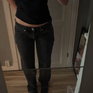 Svarta jeans - Svarta jeans från lager 157. Tycker inte dem passar mig i storleken. Storleken är s men skulle hellre vela säga den är storlek m. Byxorna är i bra skick men har en fläck på framsidan, se sista bild. Men däremot är det inget man lägger märke till. Priset går att diskutera💞