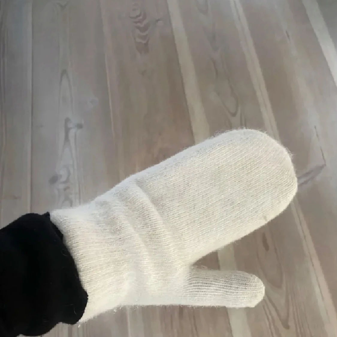 Vita stickade tumvantar