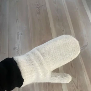 Vita stickade tumvantar - Dubbelfodrade vantar i ullblandning🥰Sticks inte och är helt nya